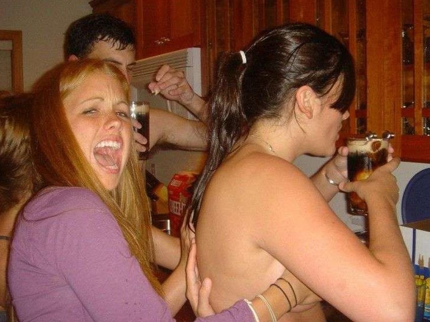 Wilde betrunkene College-Kolleginnen feiern und blinken Titten
 #76396919