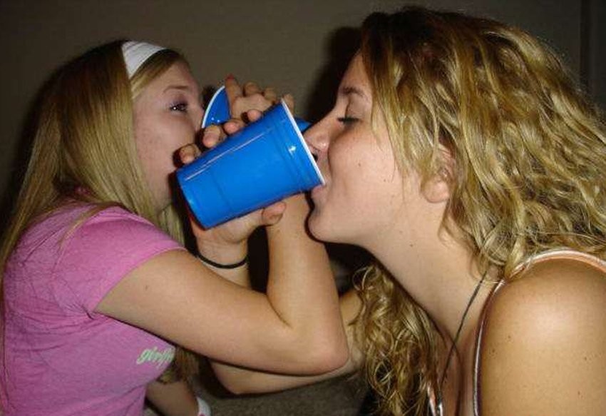 Wilde betrunkene College-Kolleginnen feiern und blinken Titten
 #76396923