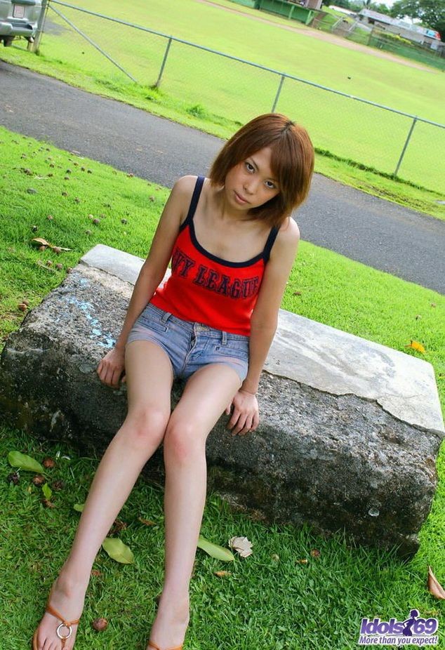 Le joli modèle asiatique Minami Aikawa pose en montrant ses seins.
 #69762802