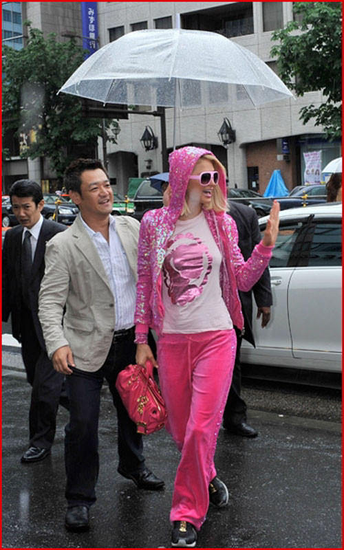 Paris Hilton montrant sa chatte et ses petits seins aux paparazzi
 #75419237