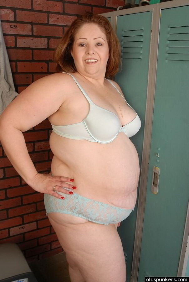 太った熟女がジムで裸になってマンコを広げる
 #67196523