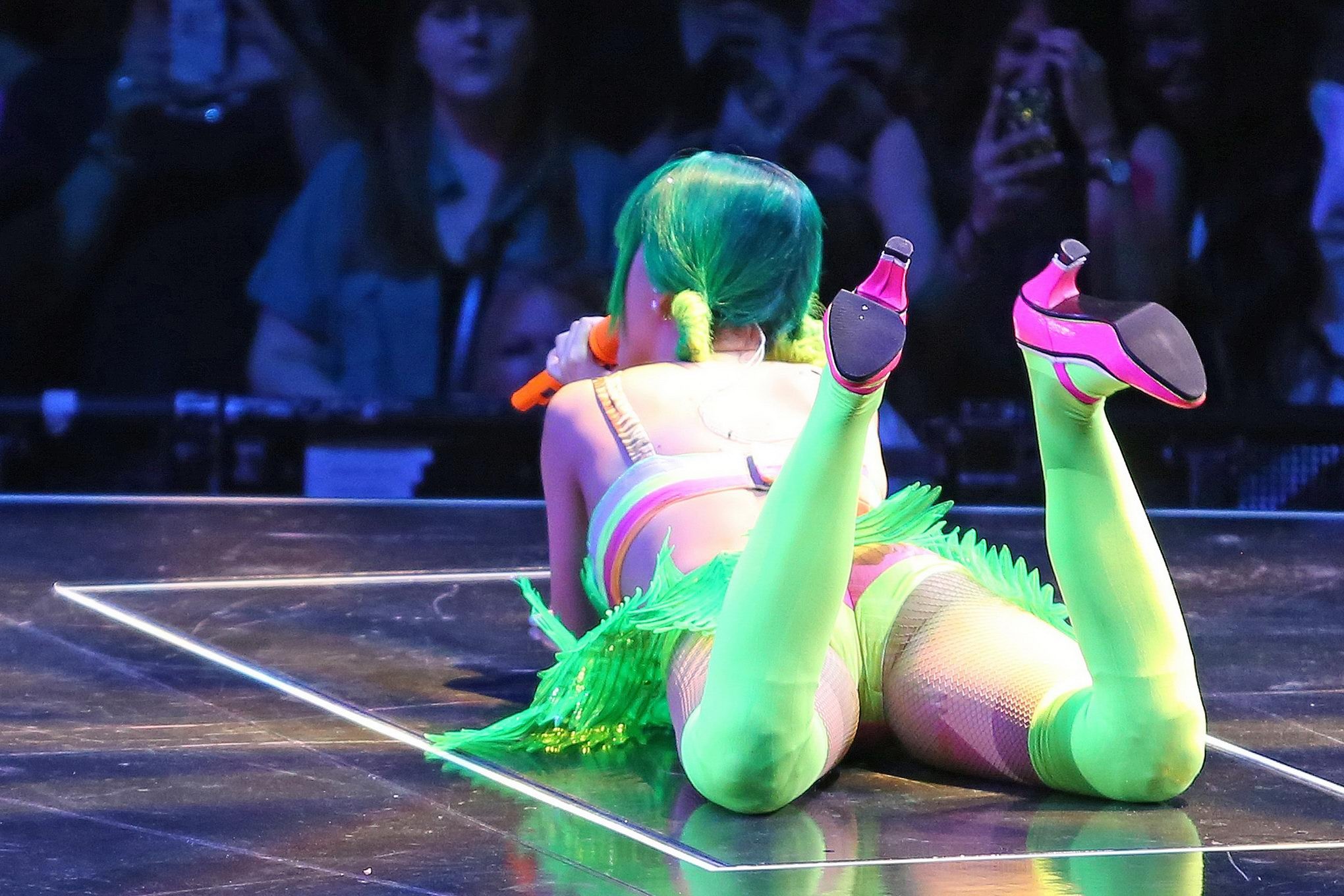 Katy perry guardando come un personaggio hentai busty al suo tour prismatico concerto i
 #75182301