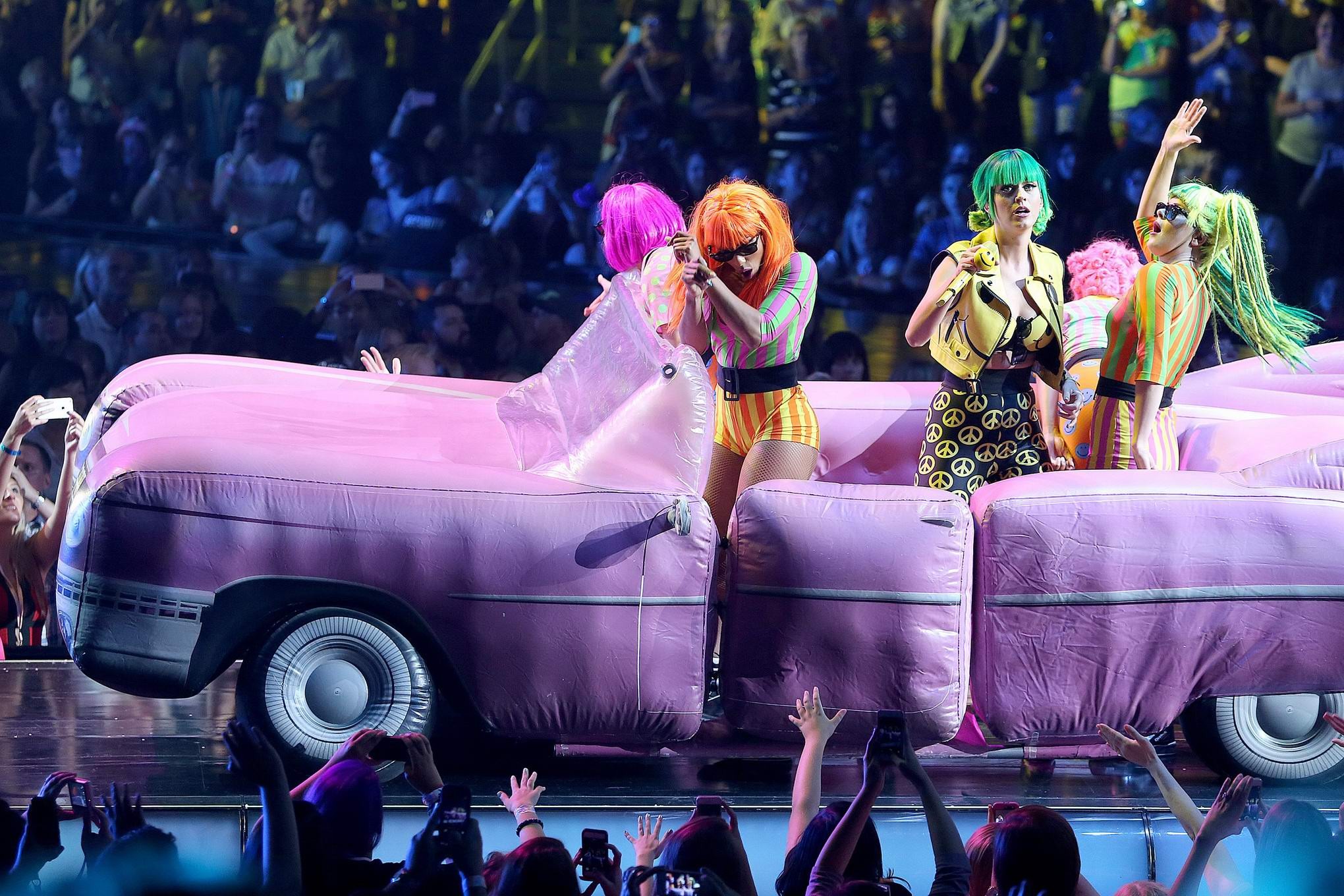 Katy Perry sieht aus wie eine vollbusige Hentai-Figur bei ihrer Prismatic Concert Tour i
 #75182367