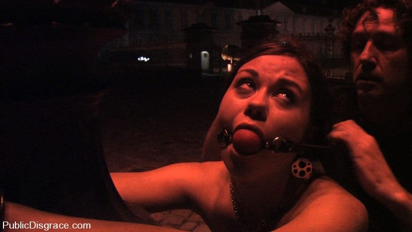 Une fille excitée fait l'expérience du bondage et est baisée en public.
 #72097461