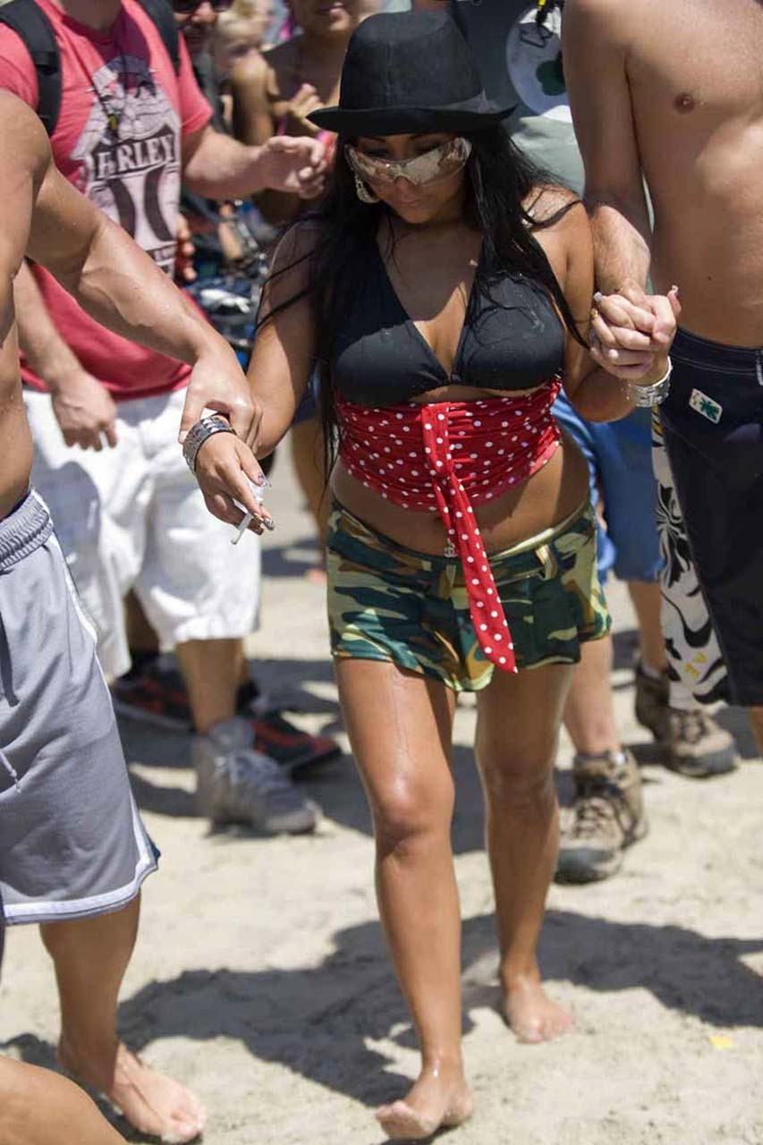 Snooki guardando molto ubriaco e cazzo sexy upskirt foto paparazzi
 #75296537