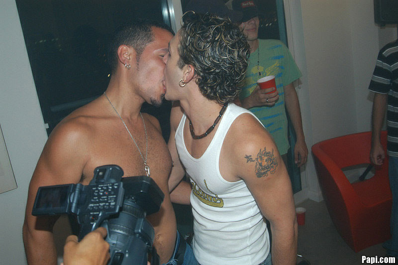 Une orgie de sexe super gay, une fête à la maison, c'est la folie, ces goujons chauds se font sucer et baiser.
 #76957237