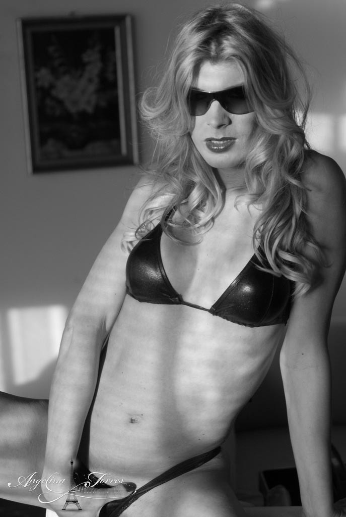 La sensuelle Ts Angelina Torres posant en noir et blanc
 #79203699