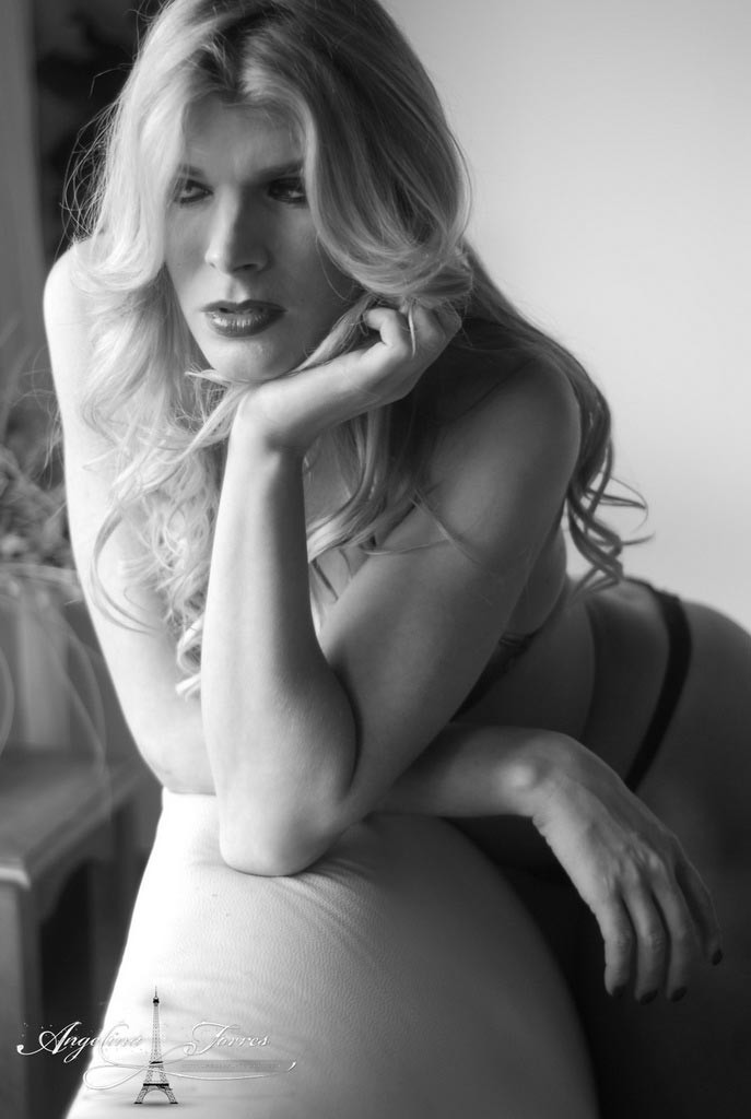 La sensuelle Ts Angelina Torres posant en noir et blanc
 #79203752