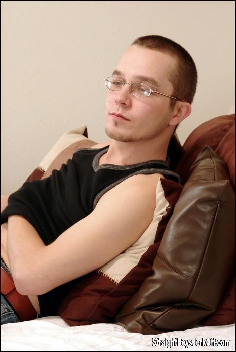 Skinny Junge spielt mit seinem großen weichen Schwanz und versucht, ihn hart zu machen
 #77004367