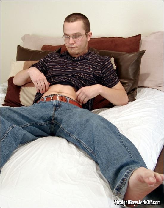 Skinny Junge spielt mit seinem großen weichen Schwanz und versucht, ihn hart zu machen
 #77004381