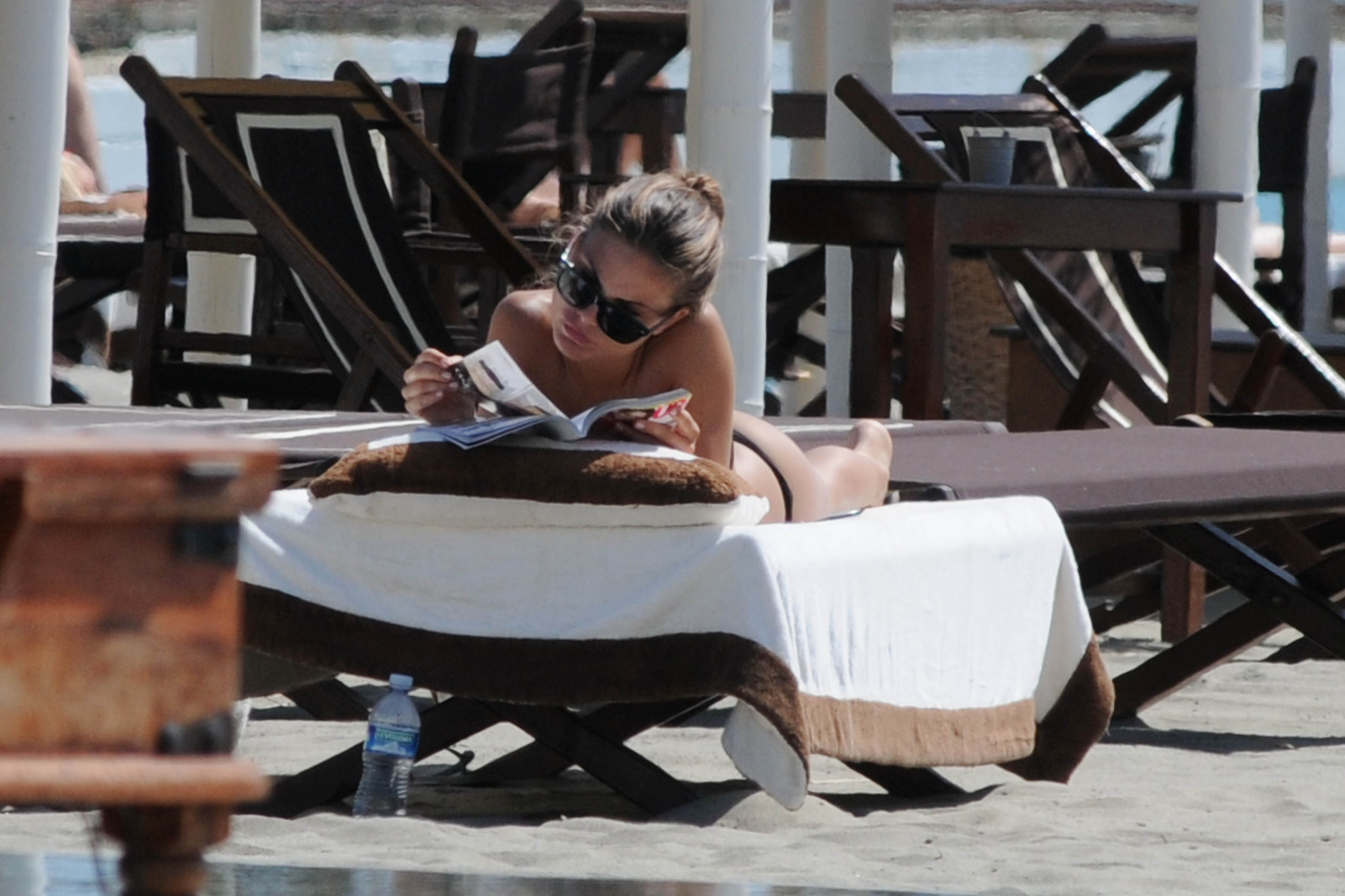Nina senicar montre ses fesses en bikini string sur la plage italienne.
 #75301435