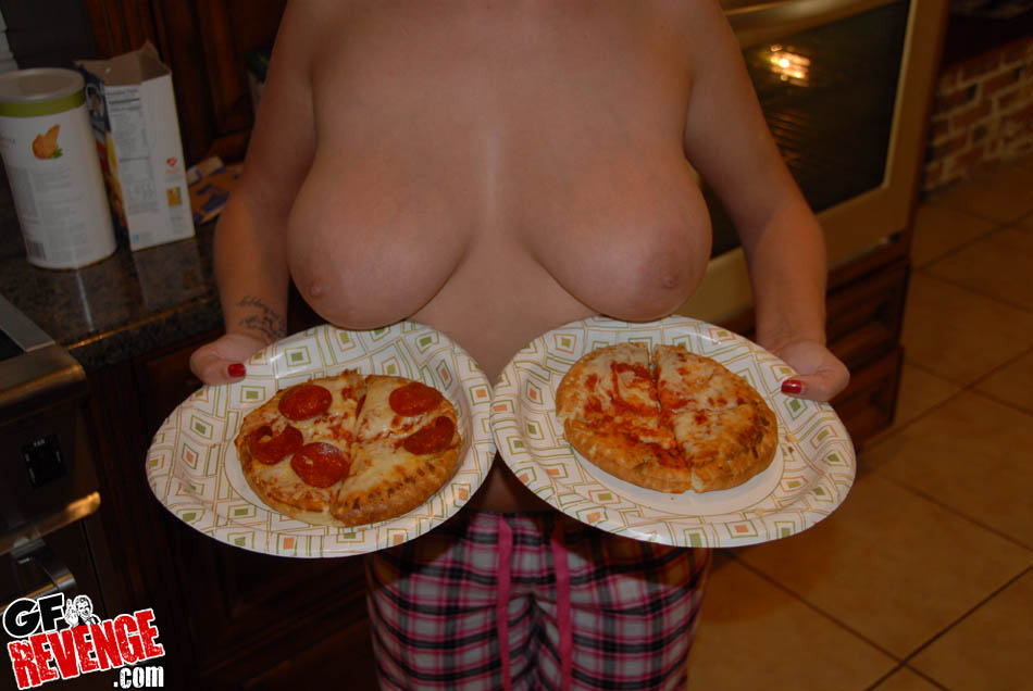 La fidanzata amatoriale dalle grandi tette cucina la pizza nuda e si masturba
 #78384457