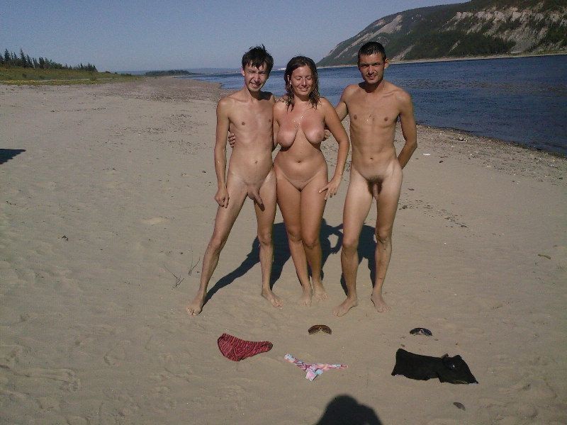 Les mecs bavent devant ces jeunes nudistes sexy.
 #72256489