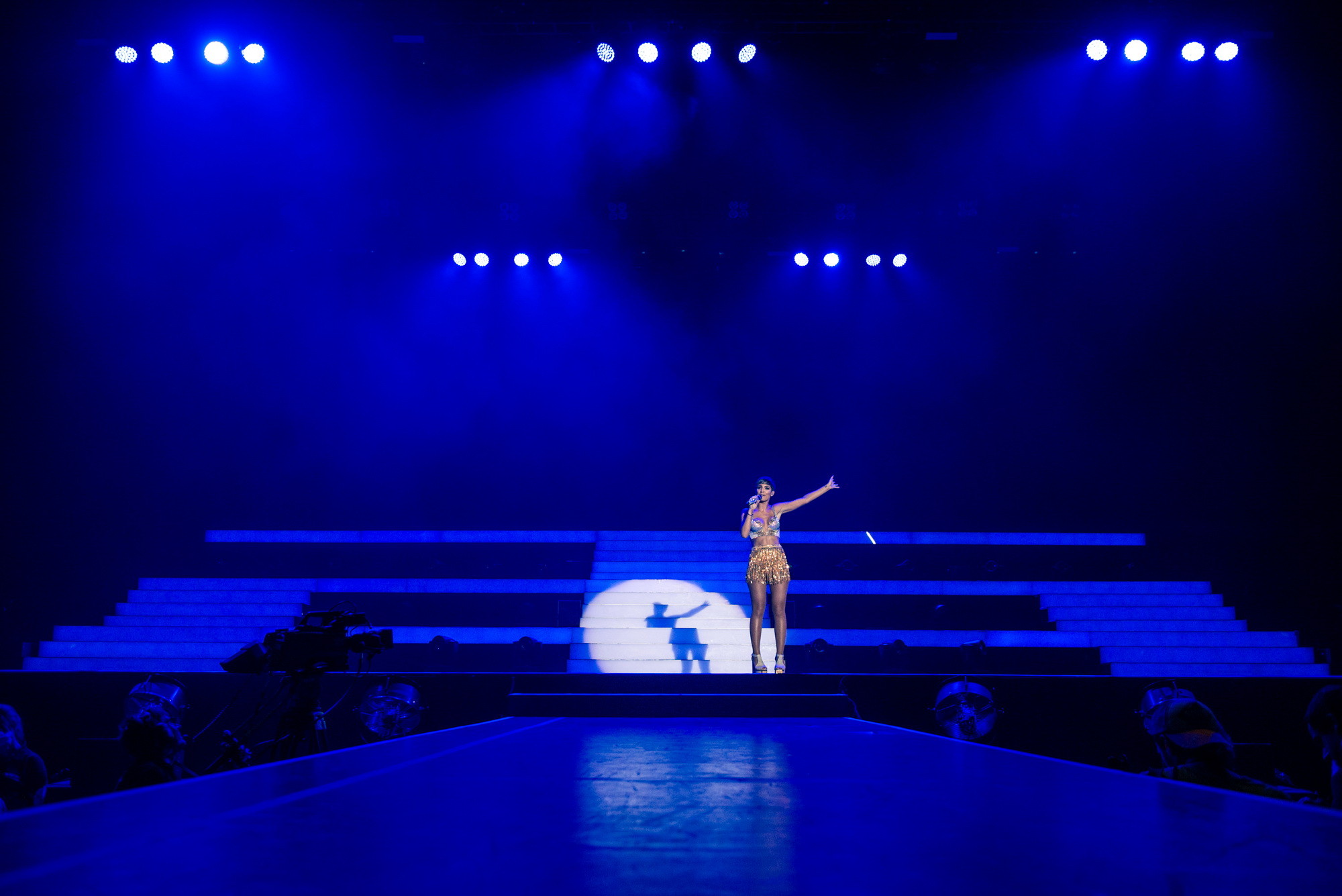 Frankie sandford in knappem Outfit bei einem Auftritt mit den saturdays in der wembley arena
 #75184179