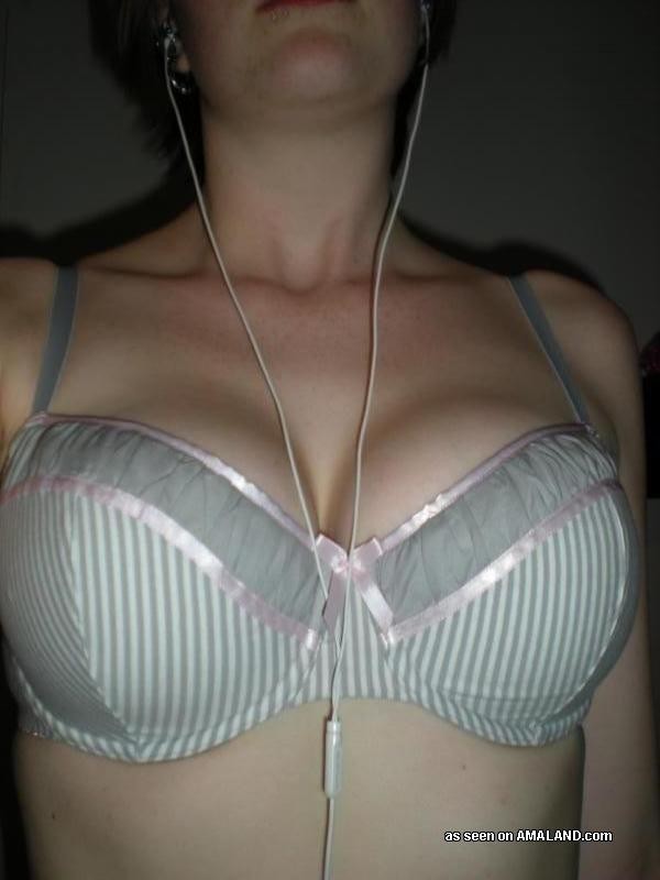 Poussins sexy aux gros seins montrant leurs seins fins
 #72901589
