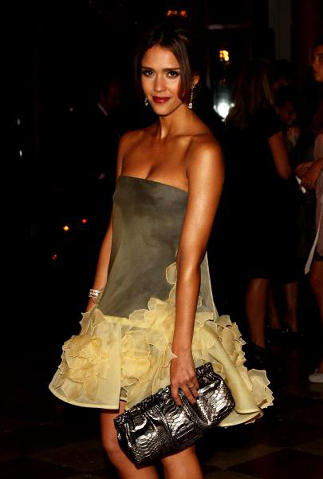 Jessica alba entblößt ihren sexy Körper und ihre heißen Titten in einem schönen Abendkleid
 #75334569