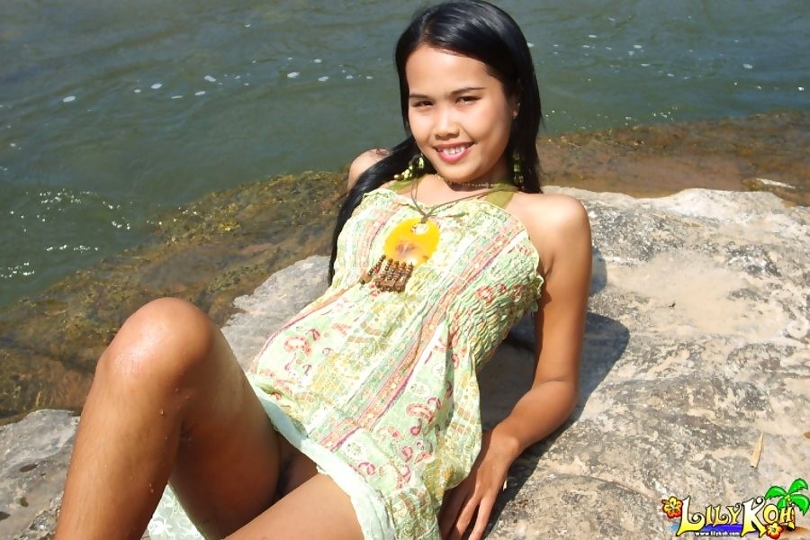 Bellezza tailandese che si spoglia nuda e nuota in un fiume
 #69991858