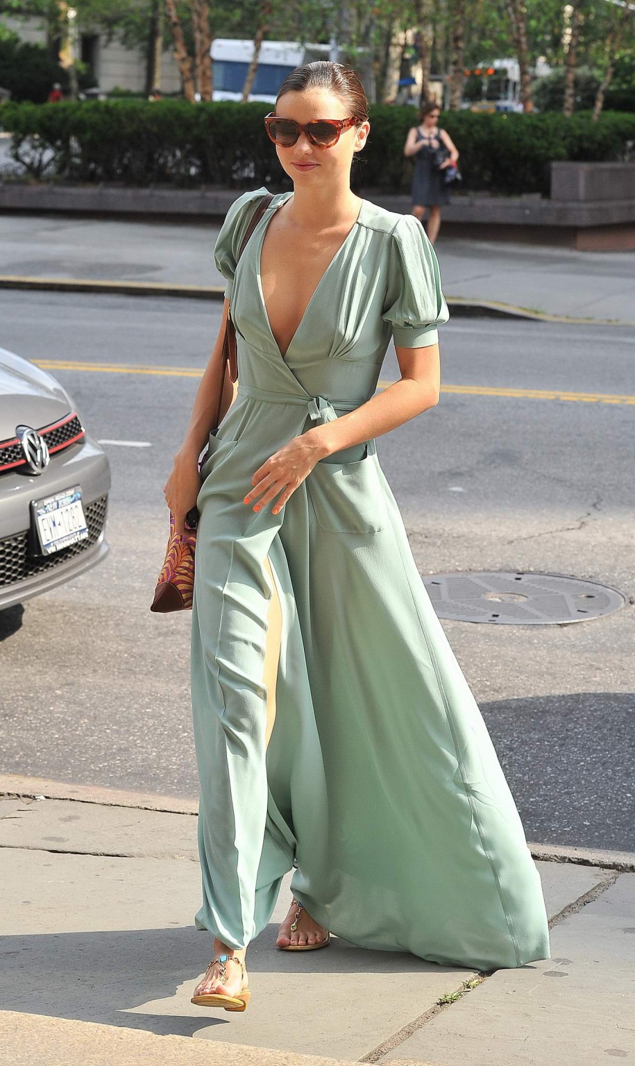 Miranda Kerr montre sa culotte en portant une robe d'été verte à New York.
 #75257546