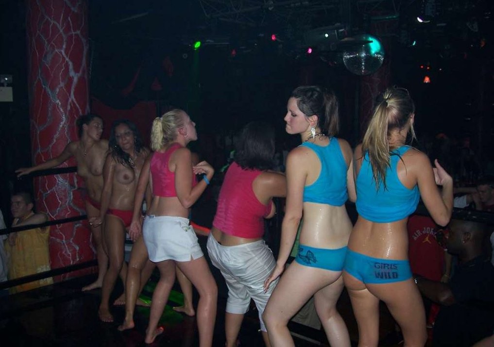 Verrückte Party-Mädchen betrunken und blinkend in der Öffentlichkeit
 #76396893