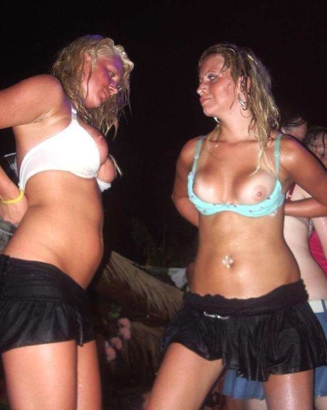 Verrückte Party-Mädchen betrunken und blinkend in der Öffentlichkeit
 #76396934