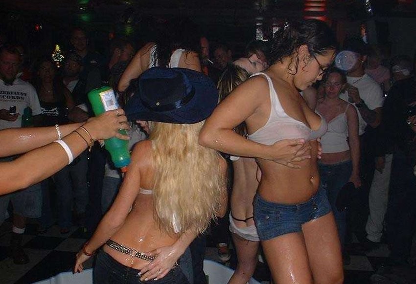 Verrückte Party-Mädchen betrunken und blinkend in der Öffentlichkeit
 #76396940