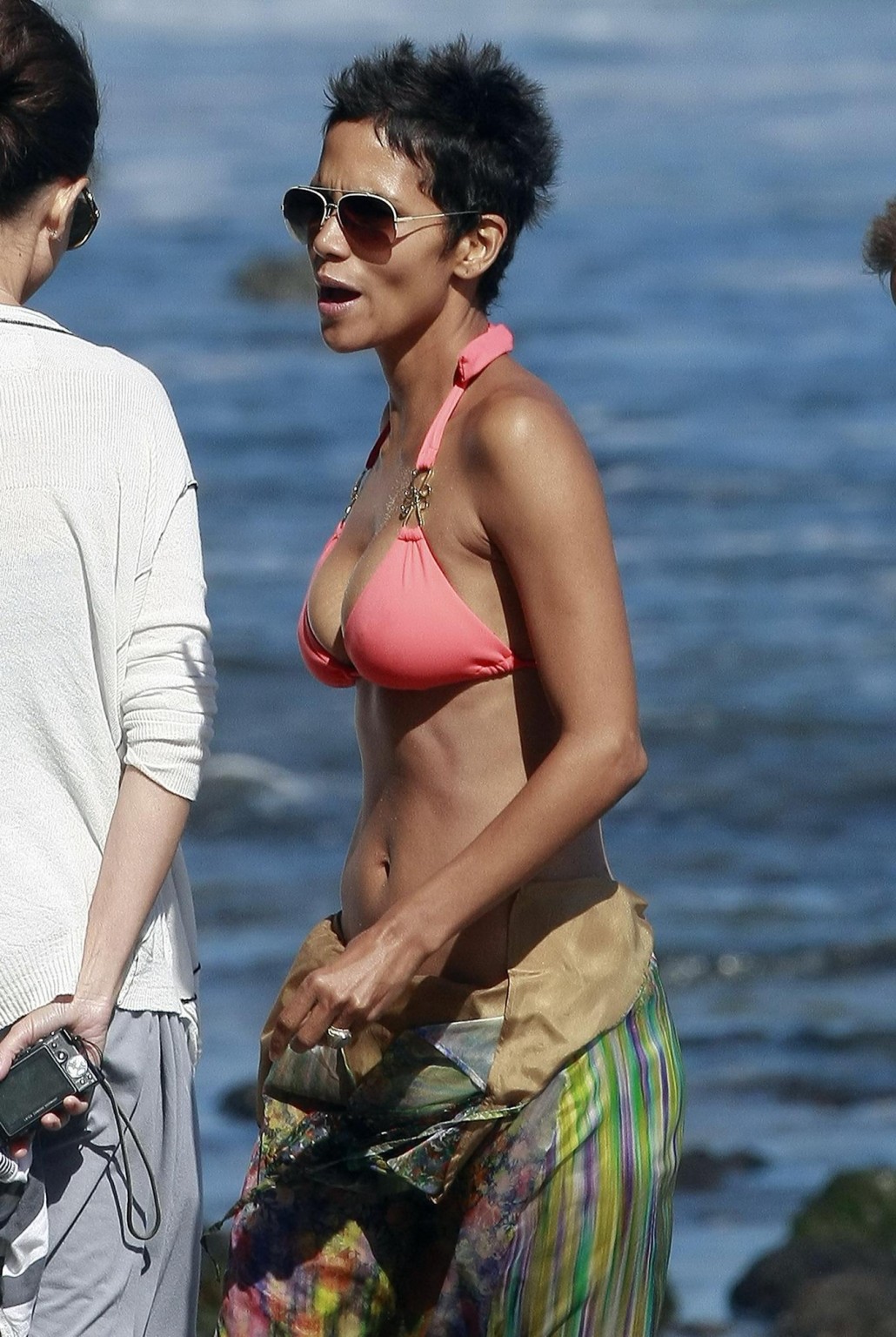 Halle Berry portant un bikini rouge sur la plage de Malibu.
 #75291744