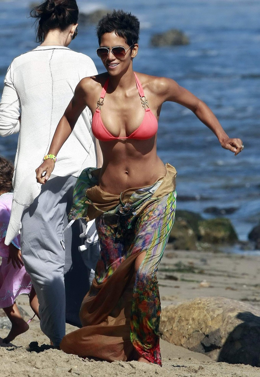 Halle Berry portant un bikini rouge sur la plage de Malibu.
 #75291752