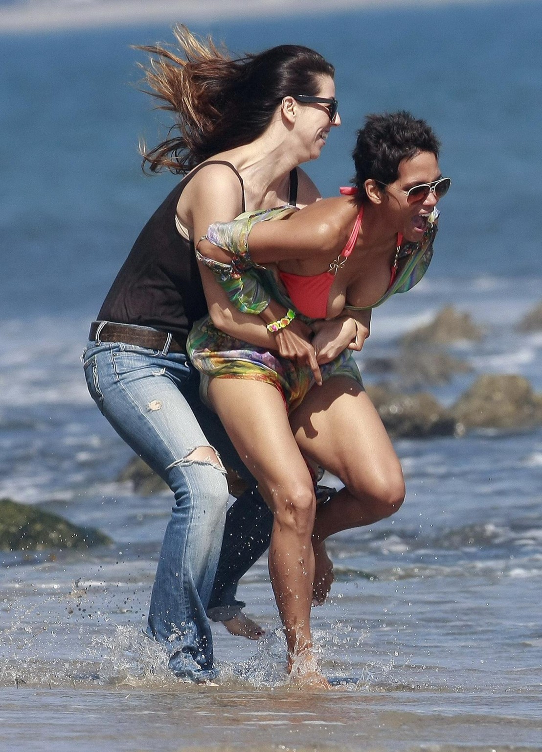 Halle Berry portant un bikini rouge sur la plage de Malibu.
 #75291759