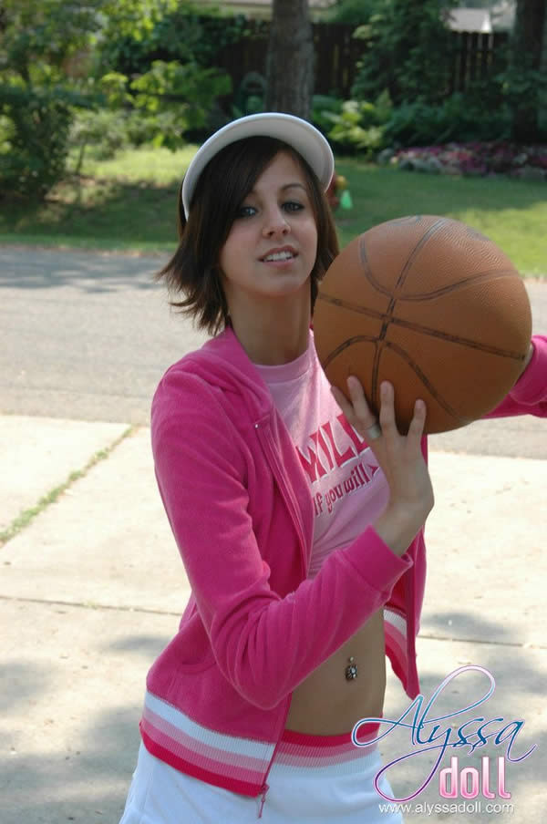 La bambola Alyssa mostra le sue tette mentre gioca a basket
 #74970165
