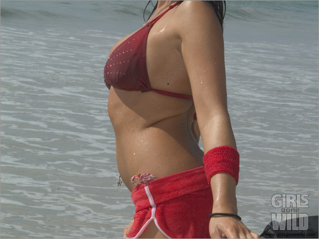Busty beach babe mostra le sue enormi tette
 #72320689