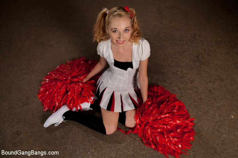 Une pom pom girl se fait baiser par son coach et les membres de l'équipe de basket 5 guy g
 #72070669