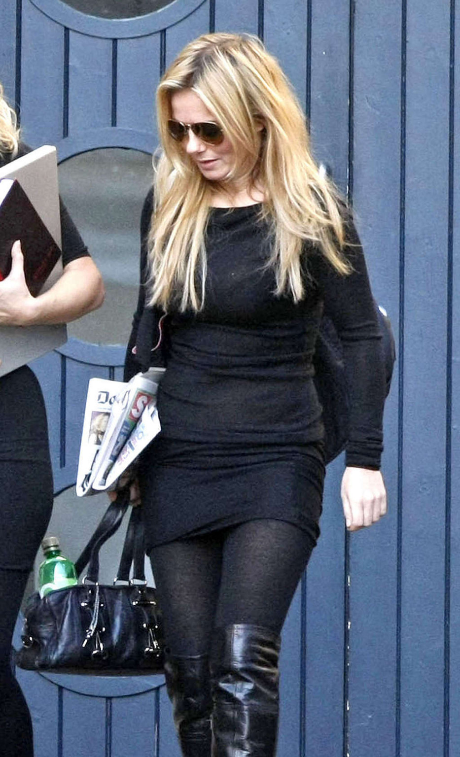 Geri halliwell en la calle con minifalda mostrando su bonito culo y sus sexys piernas
 #75372048