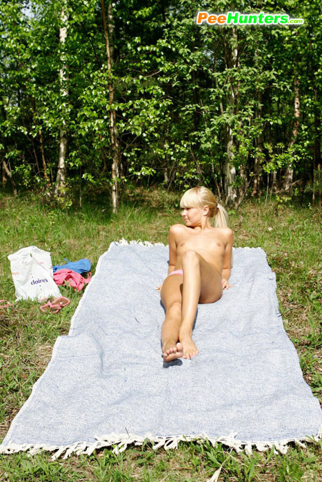 森の中で裸で日光浴をしているホットガールがおしっこをしたいと言い出す
 #78691476