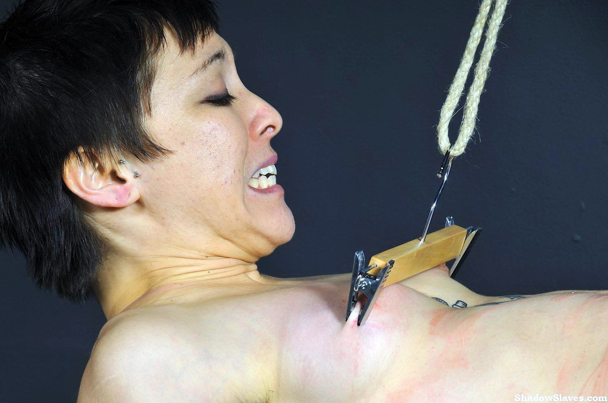 Torture japonaise extrême des seins et punitions de la chatte de l'esclave asiatique Mei Mara
 #71935982