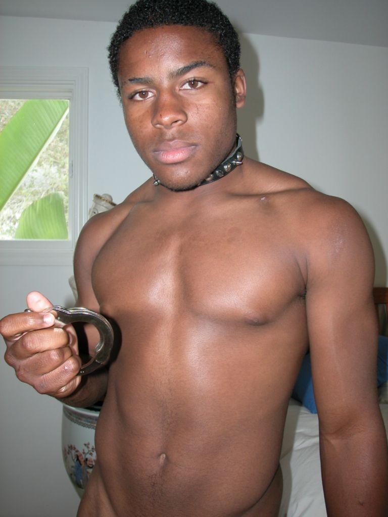 Un jeune gay nu et excité aime se faire taquiner avec des menottes.
 #76994469