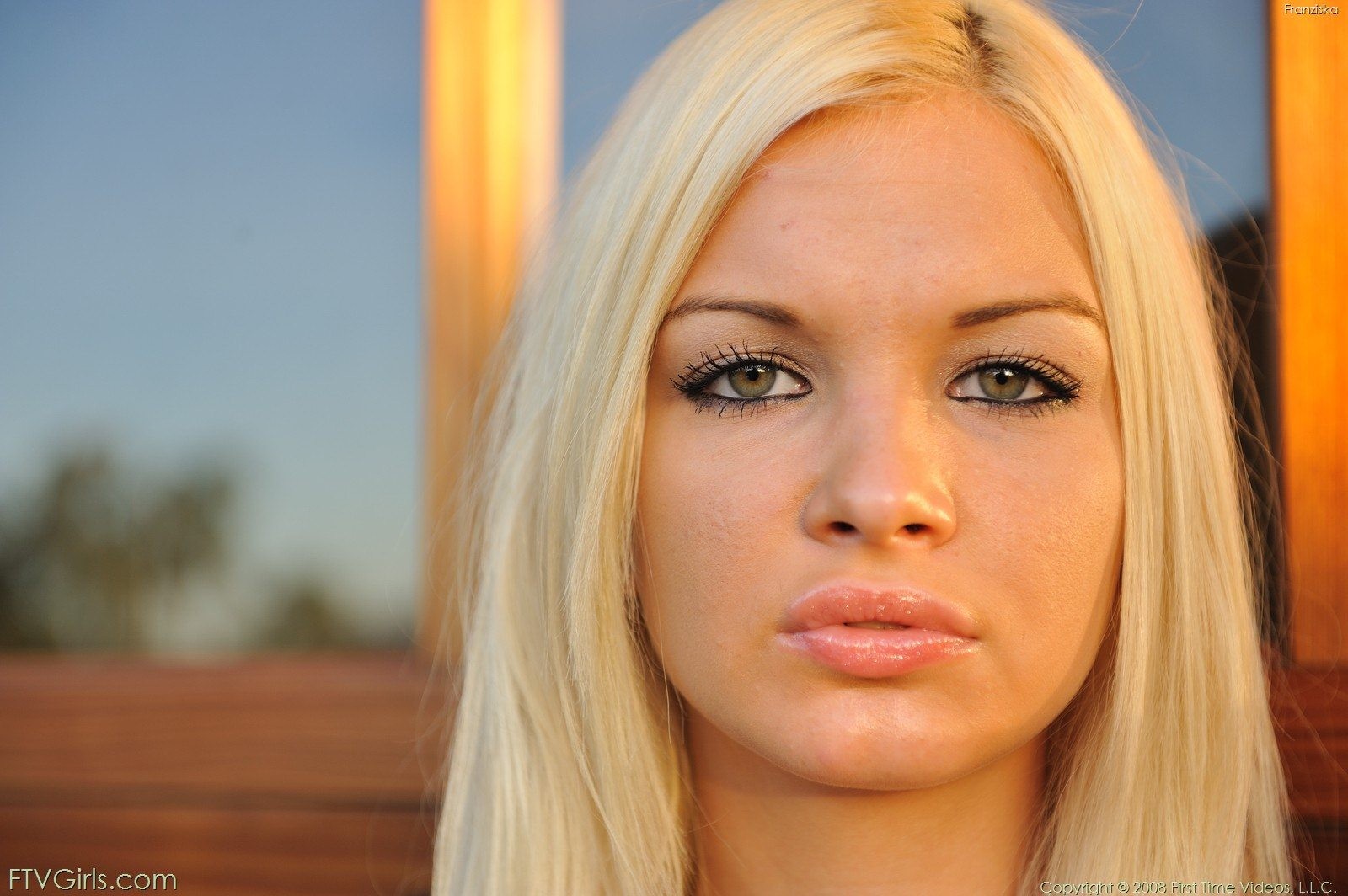 Dulce rubia usando un plátano para satisfacer su jugoso coño rosa
 #73830714