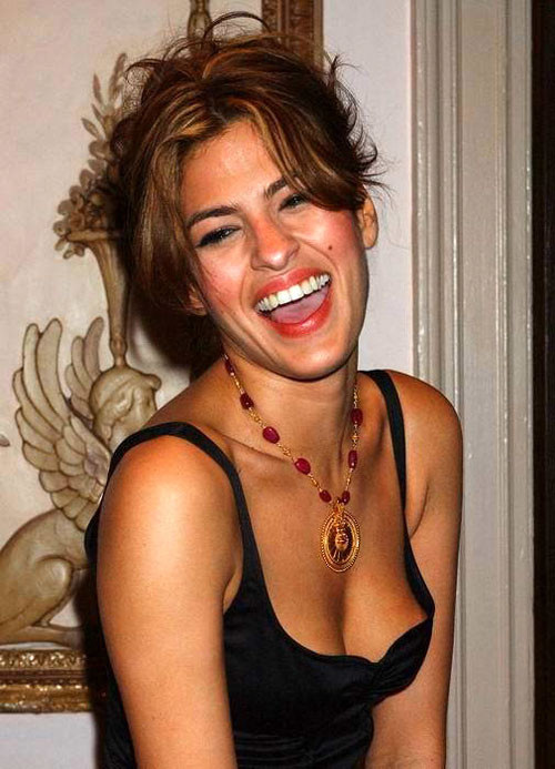 Eva mendes posant sexy et seins nus sur un piano
 #75412472