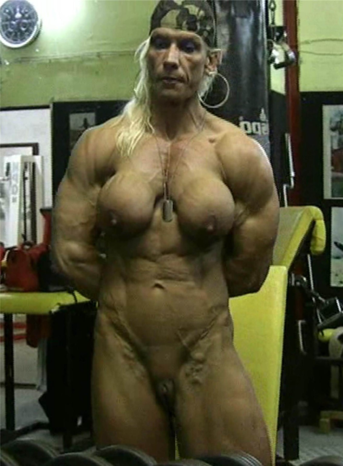 Bodybuilder femminile che mostra i suoi muscoli
 #73223465