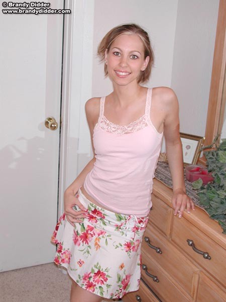 Brandy Didder stellt ihr sexy Blumenkleid zur Schau!
 #74951291