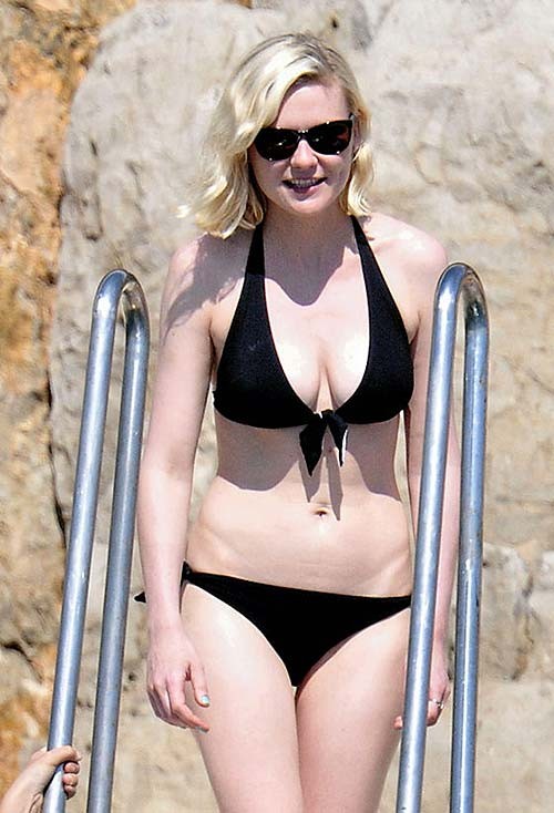 Kirsten Dunst sehr sexy und heiß Bikini und topless Fotos
 #75287194
