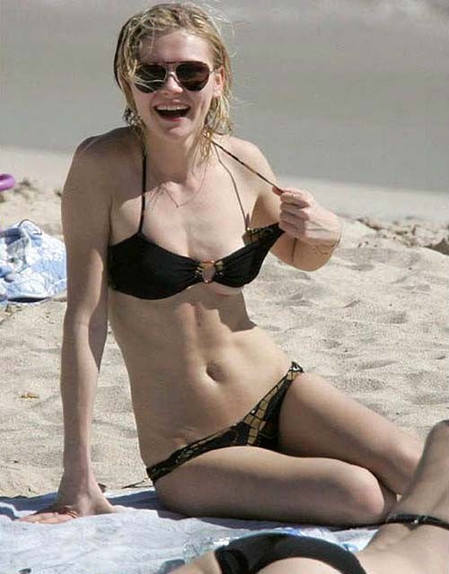 Kirsten Dunst sehr sexy und heiß Bikini und topless Fotos
 #75287197