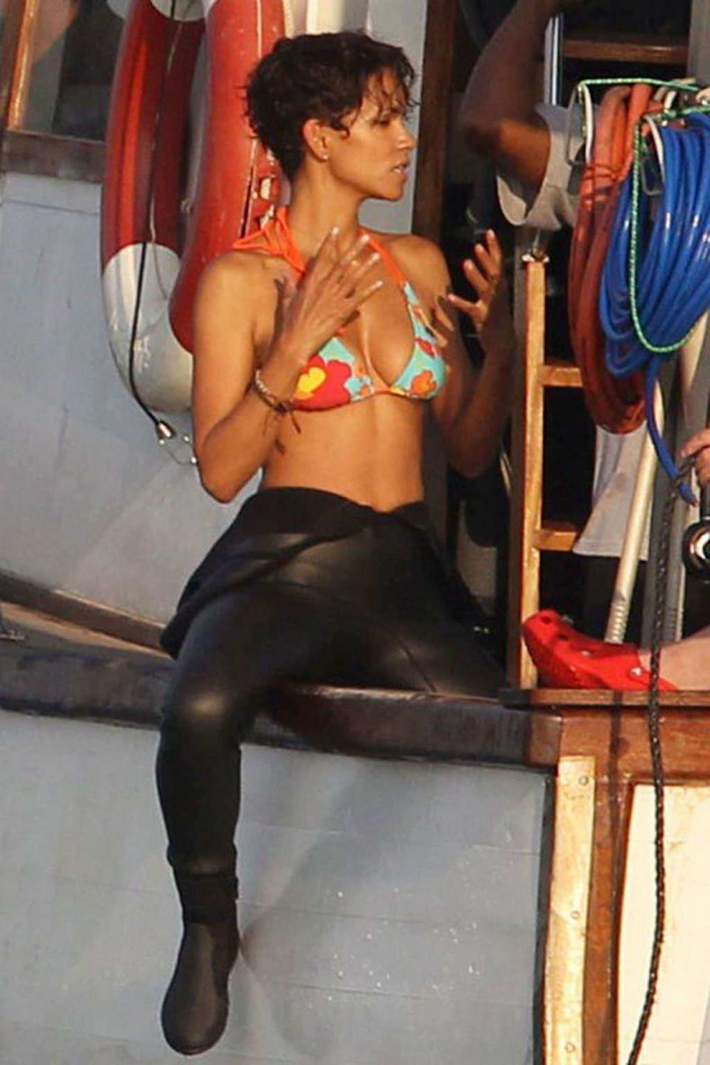 Halle berry exponiendo su cuerpo sexy y follando tetas enormes en bikini
 #75338739