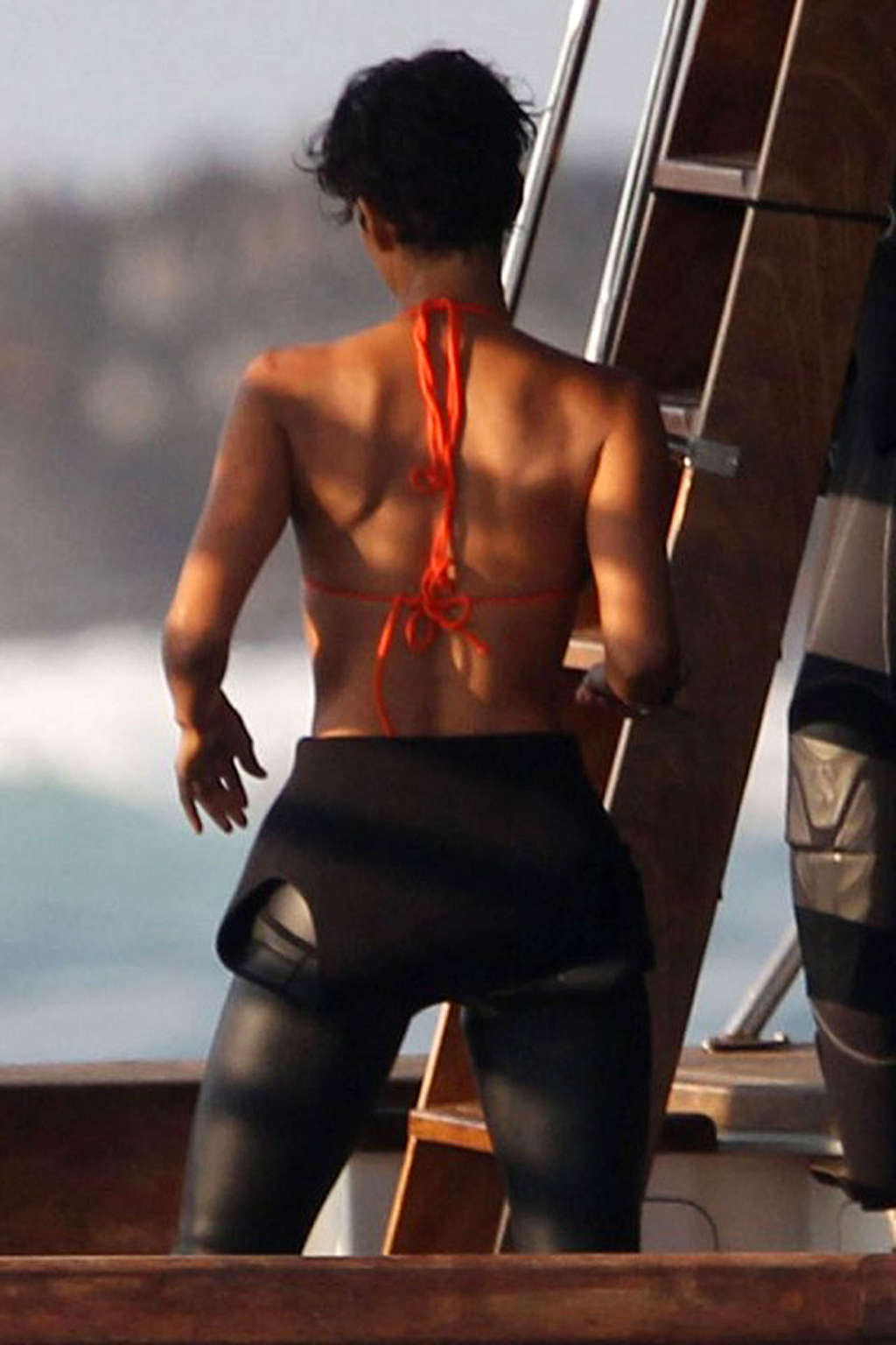 Halle berry exposant son corps sexy et ses énormes seins en bikini
 #75338794