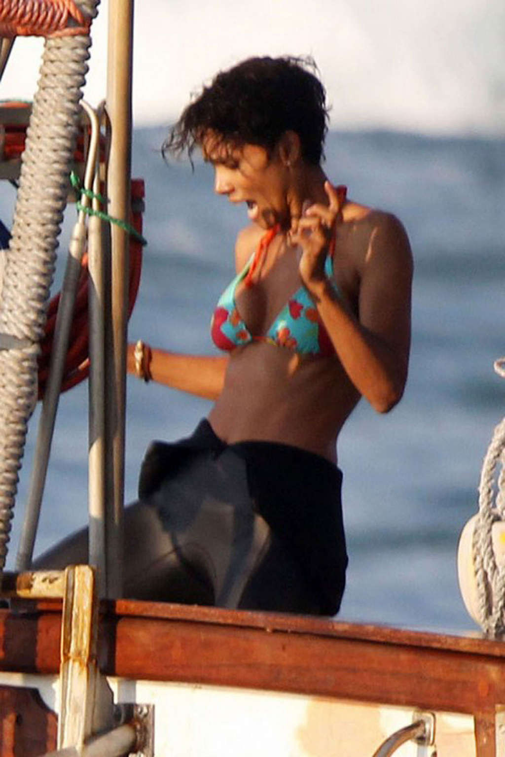 Halle berry exposant son corps sexy et ses énormes seins en bikini
 #75338809