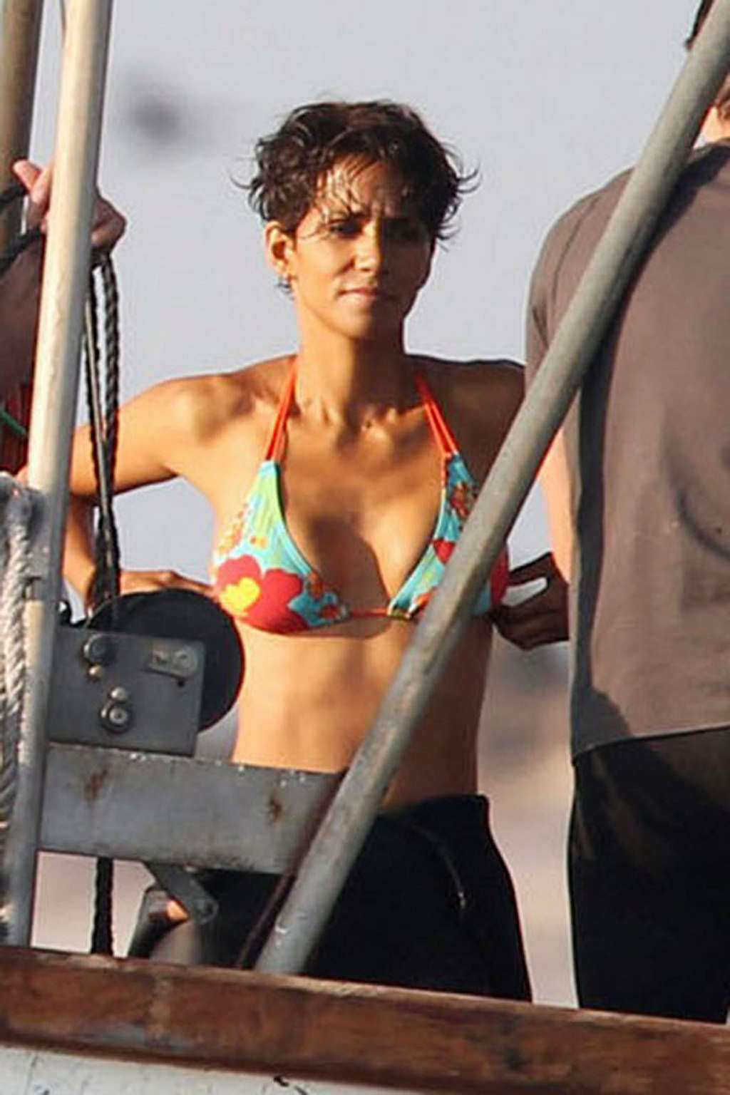 Halle berry exposant son corps sexy et ses énormes seins en bikini
 #75338818