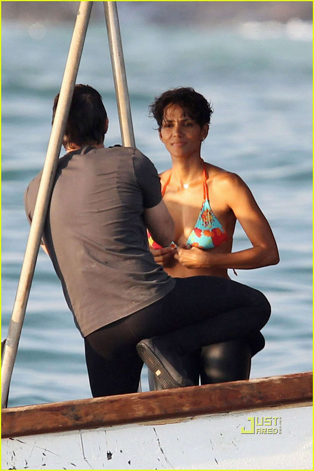 Halle berry exposant son corps sexy et ses énormes seins en bikini
 #75338841