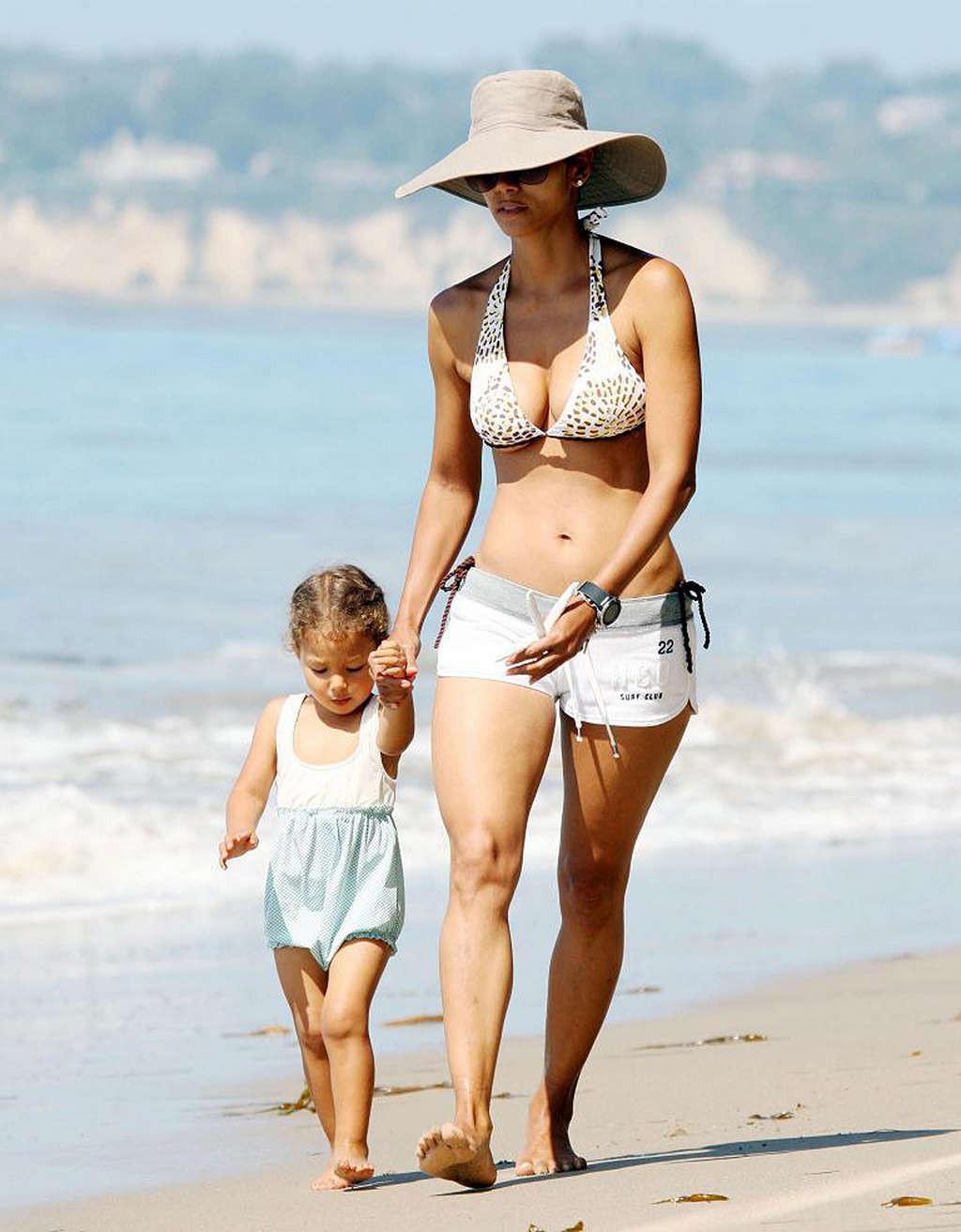 Halle berry exposant son corps sexy et ses énormes seins en bikini
 #75338917