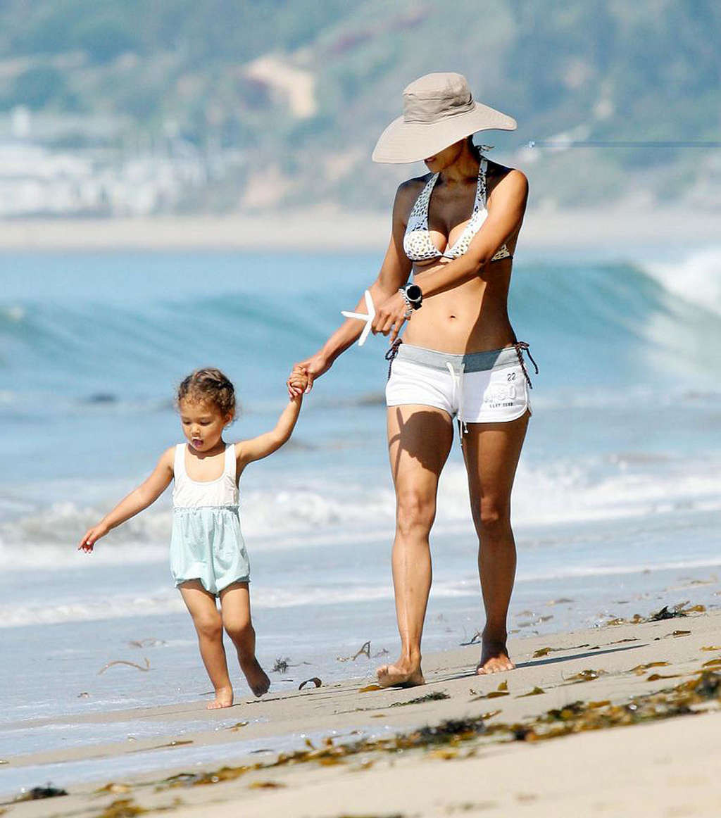 Halle berry exposant son corps sexy et ses énormes seins en bikini
 #75338929