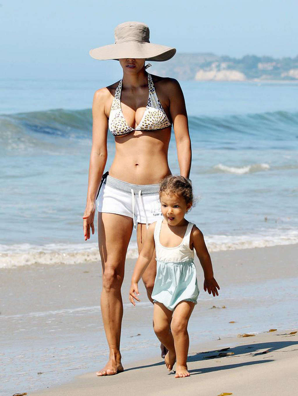 Halle berry exposant son corps sexy et ses énormes seins en bikini
 #75338935