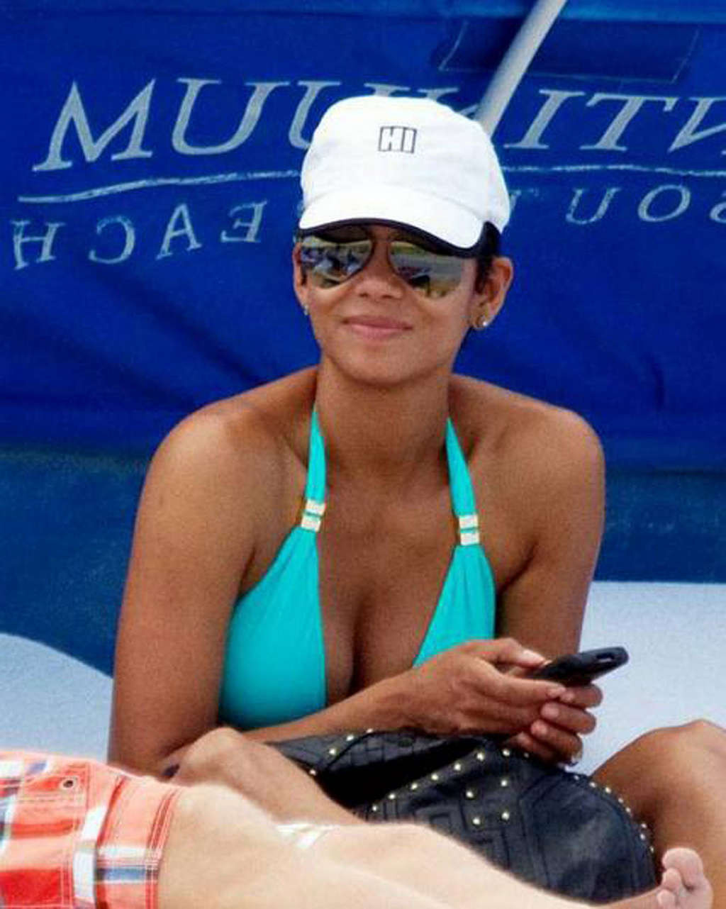 Halle berry exposant son corps sexy et ses énormes seins en bikini
 #75338943